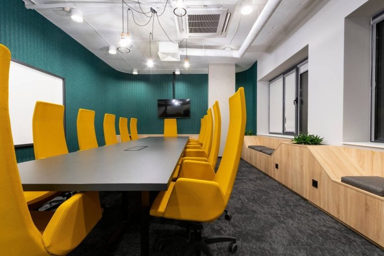 Переговорная с желтыми креслами DSK office