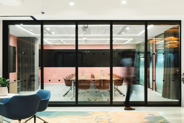 Переговорная за стеклянной перегородкой A Workplace in Perpetual Beta