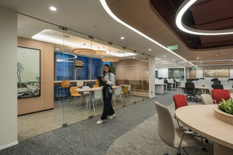 Переговорная зона офиса Baker McKenzie за стеклянными перегородками