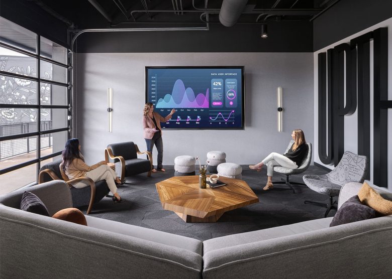 Переговорная зона офиса Moroch с презентационным экраном