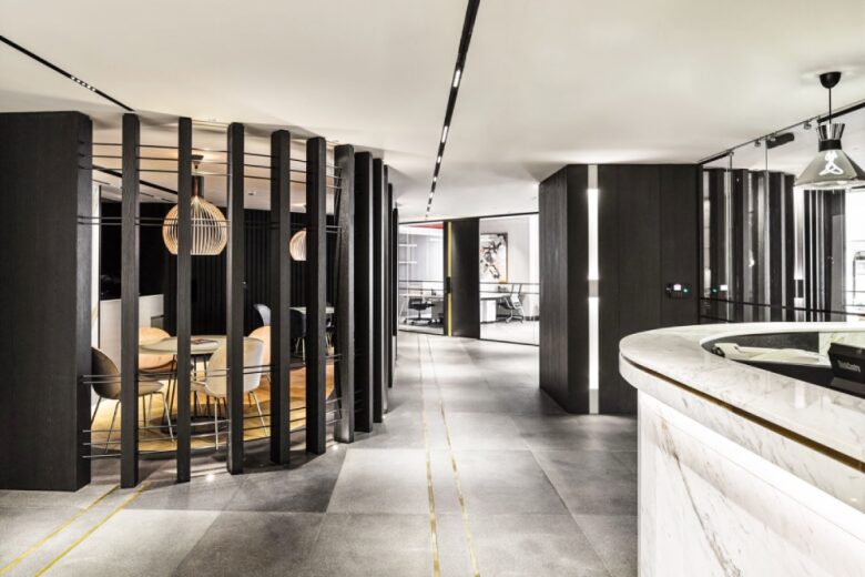 Переговорная зона с деревянным столом и черными декоративными перегородками Ashan Yemek Offices