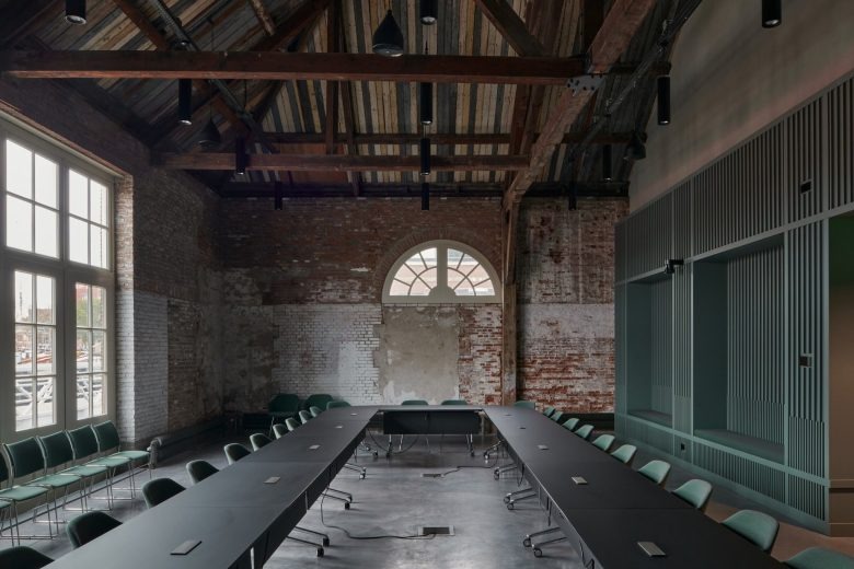 Переговорная зона с длинным столом и кирпичными стенами Den Helder City Hall