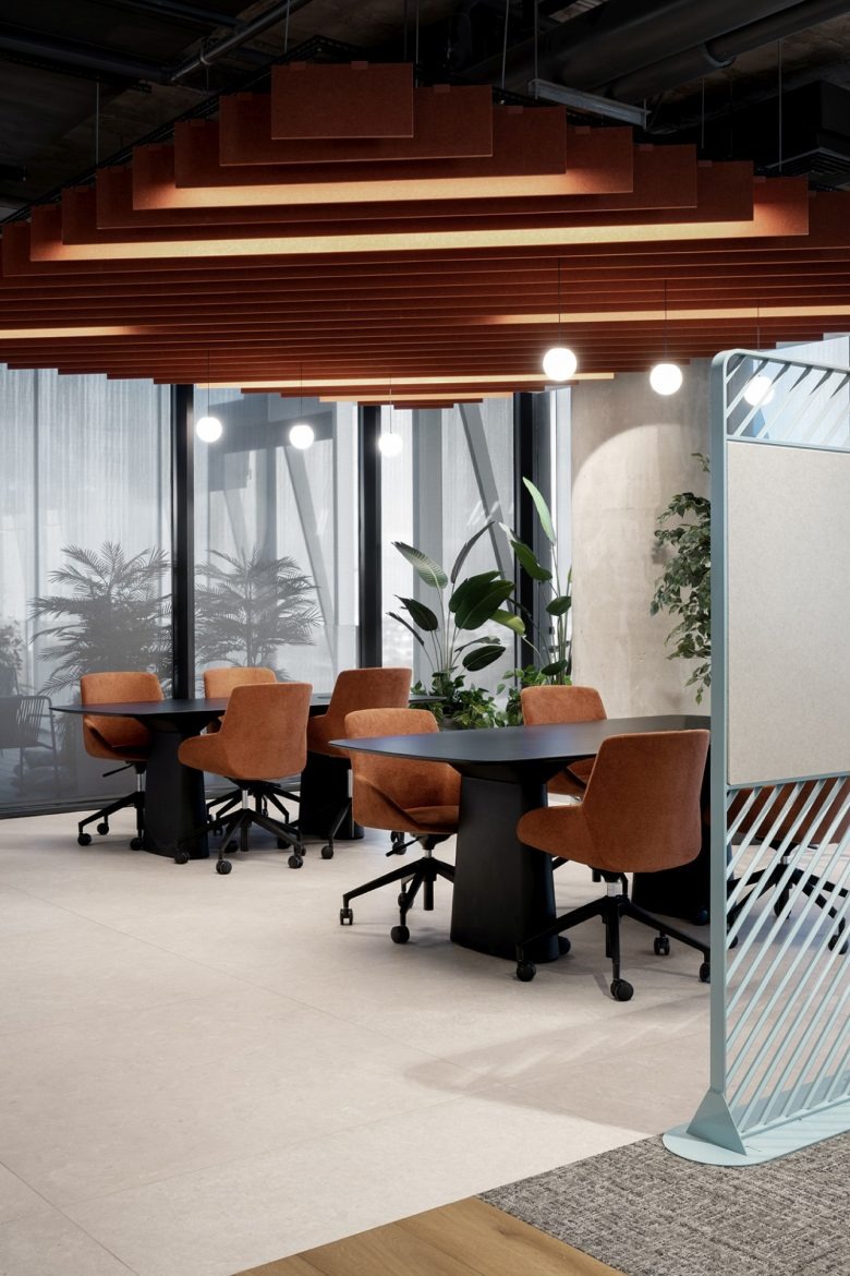 Переговорная зона с оранжевыми панелями на потолке Hewlett Packard Enterprise offices