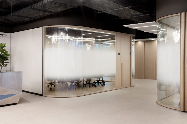 Переговорная зона с закругленными стеклянными стенами Hewlett Packard Enterprise offices