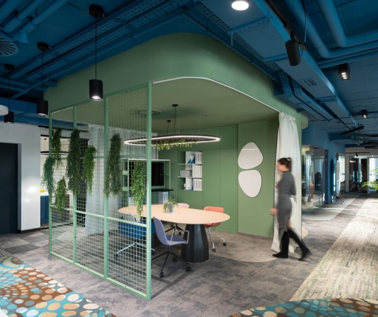 Переговорная зона с зелёным каркасом Delight Showroom