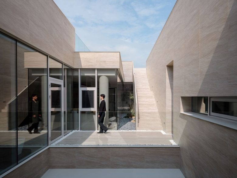 Переход между зданиями Oztile Showroom