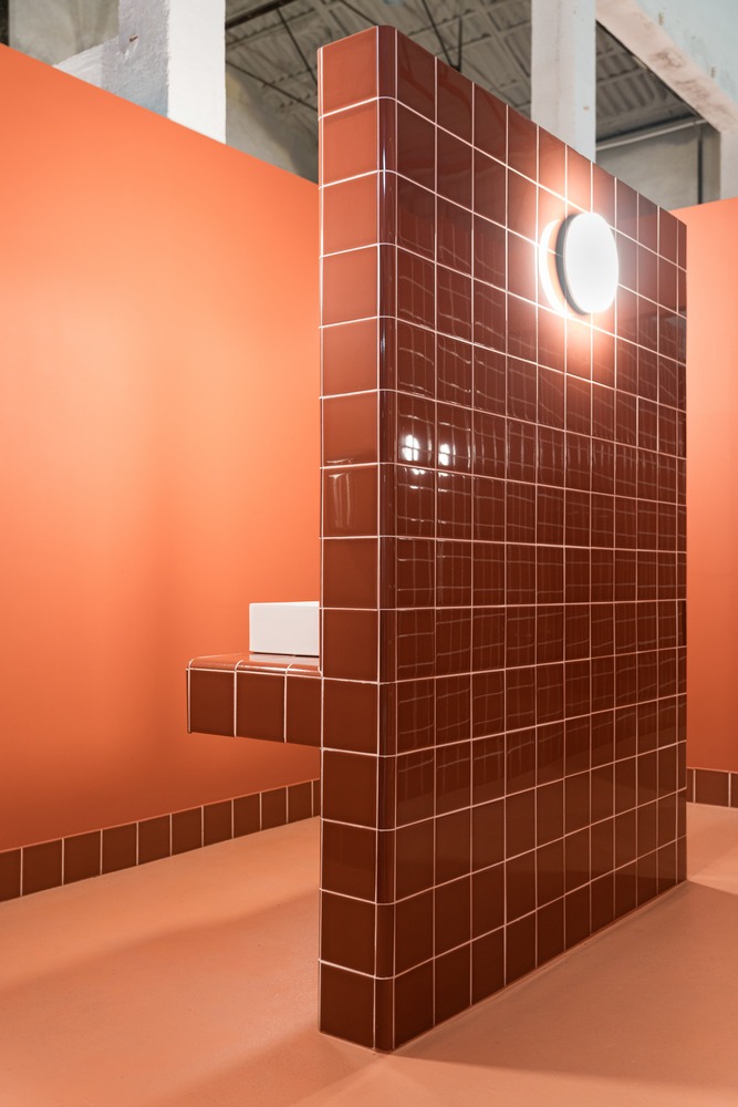 Плиточная перегородка с умывальником Padel