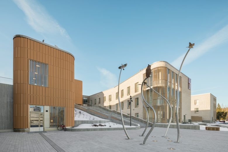 Площадь перед зданием с арт-объектом Tampere Psychiatric Clinic