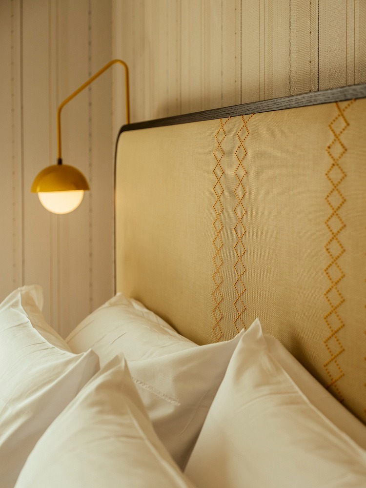 Подушки на кровати The Royal Hotel