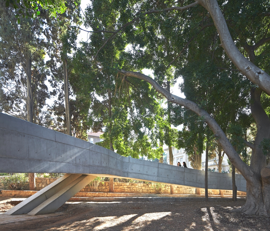 Мост из бетона в институте
