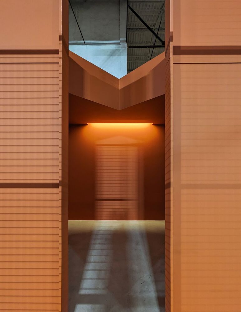 Проем с подсветкой и световыми тенями Padel