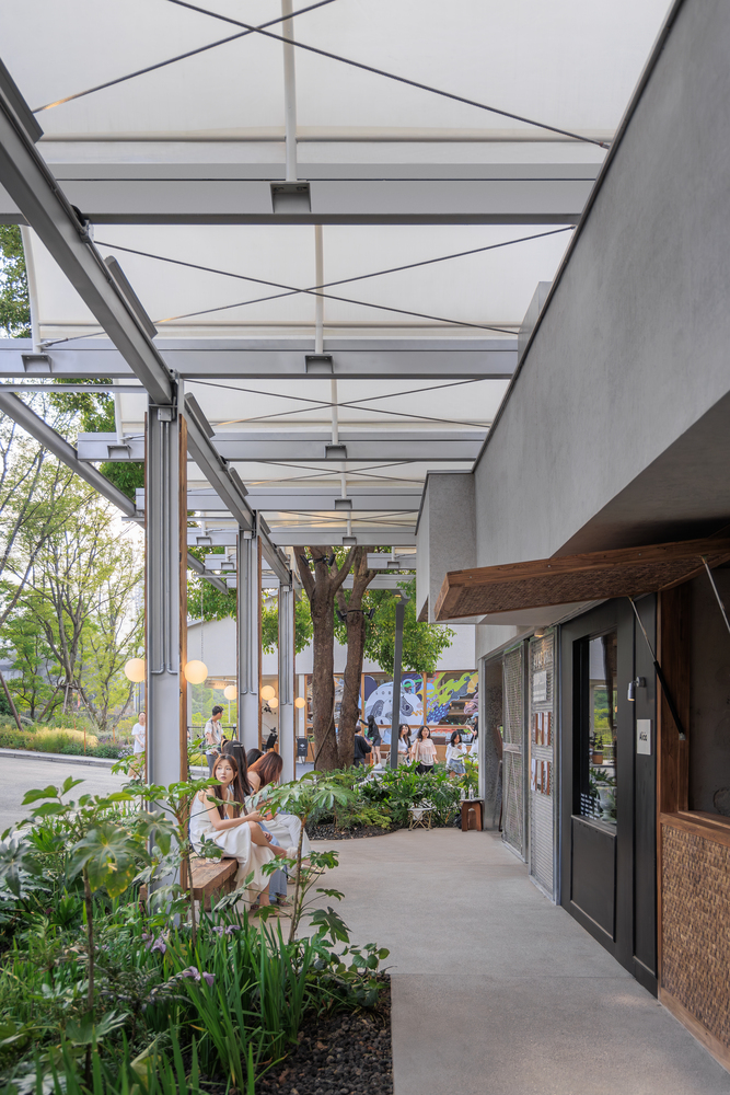 Прогулочная зона рынка KOKO с кафе и озеленением