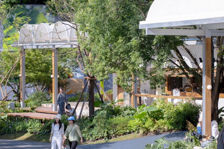 Прогулочная зона рынка KOKO среди зелени