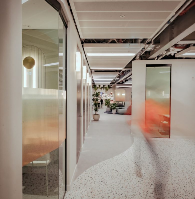 Проход между офисами Huckletree Bishopsgate