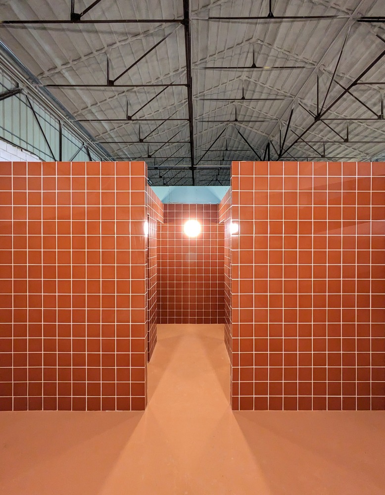 Проход между плиточными перегородками Padel