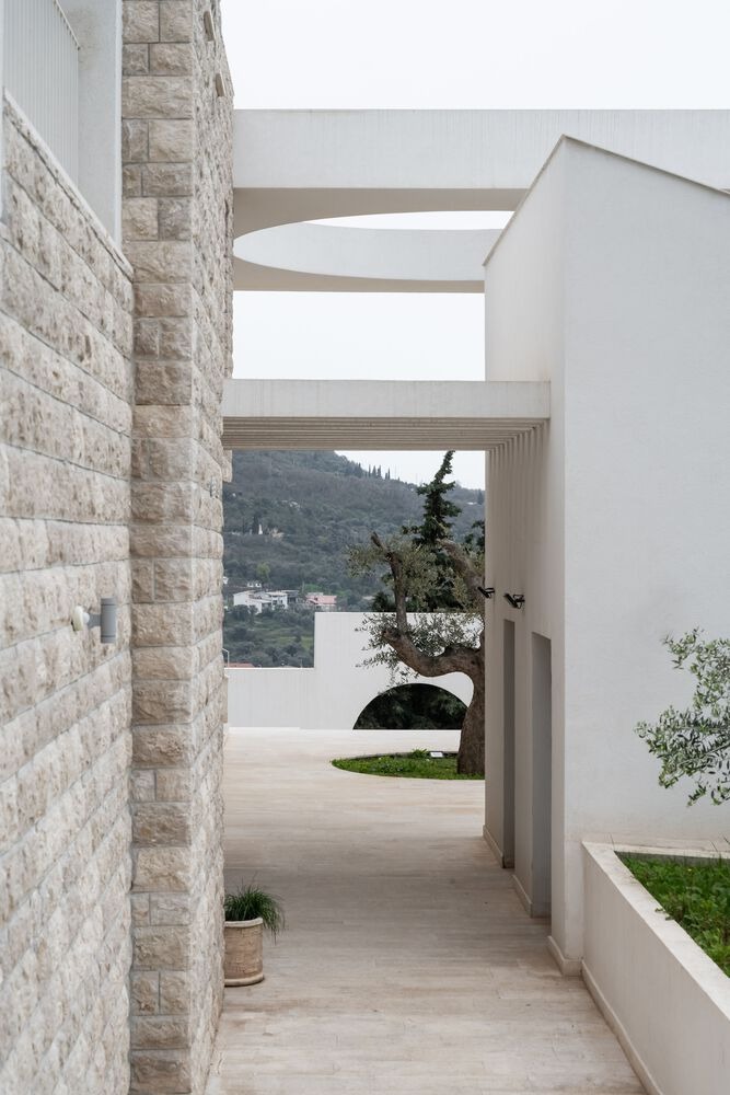 Проход между зданиями House of Olives