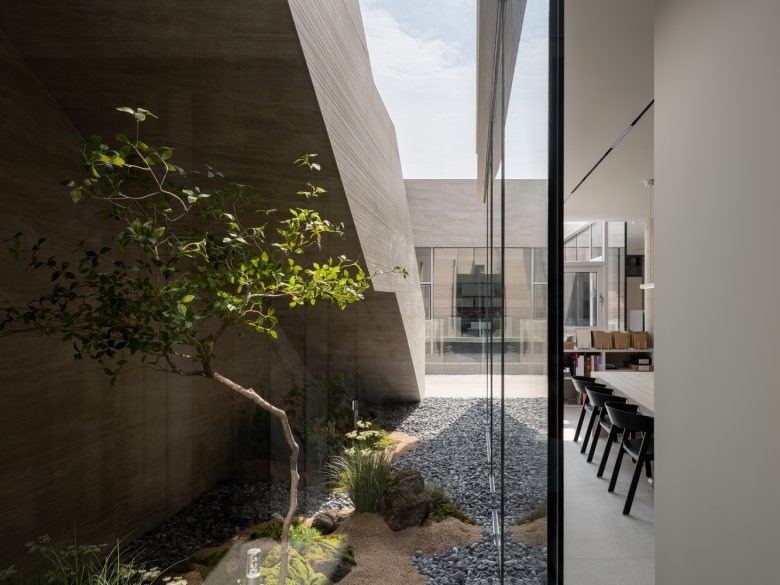 Проход под лестницей на улице Oztile Showroom