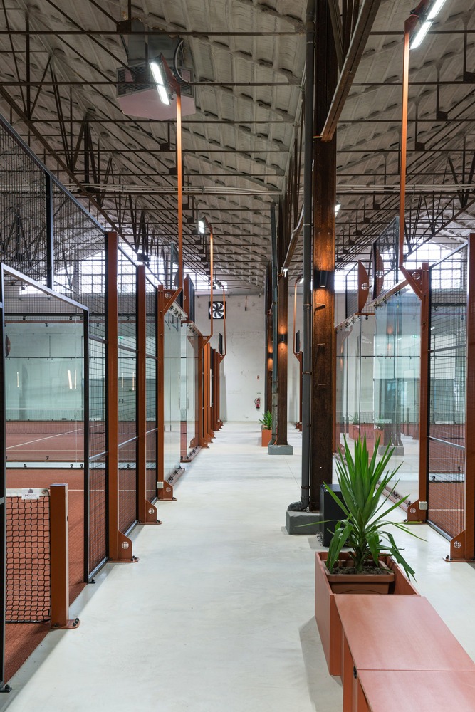 Проход вдоль кортов с сетчатыми ограждениями Padel