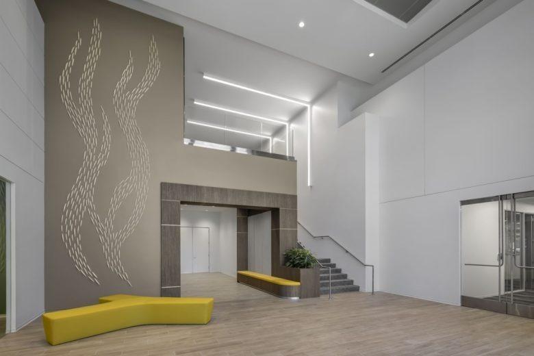 Просторное лобби офиса со скамьей Fuscoe Engineering Offices