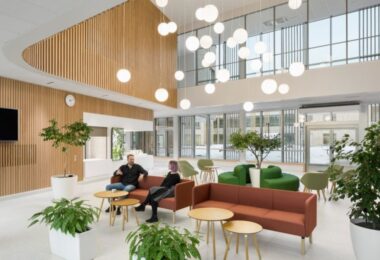 Просторный холл с мягкой мебелью и подвесными светильниками Tampere Psychiatric Clinic