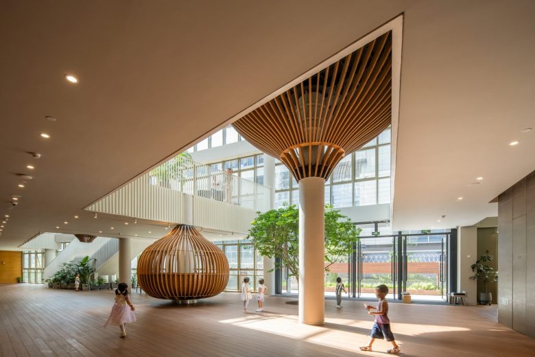 Просторный холл с подвесными деревянными элементами Cheer Kindergartenchiatric Clinic