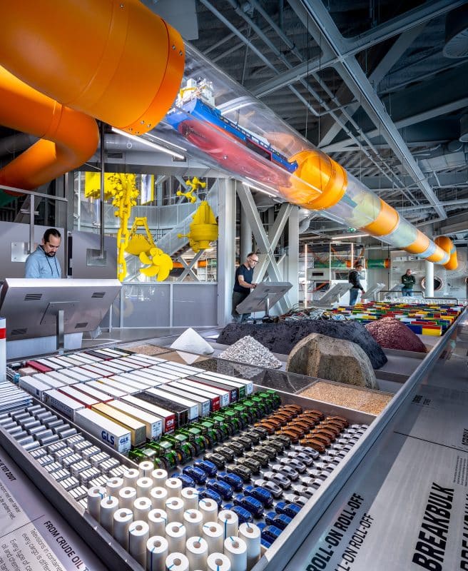 Пространство с цветными панелями Portlantis