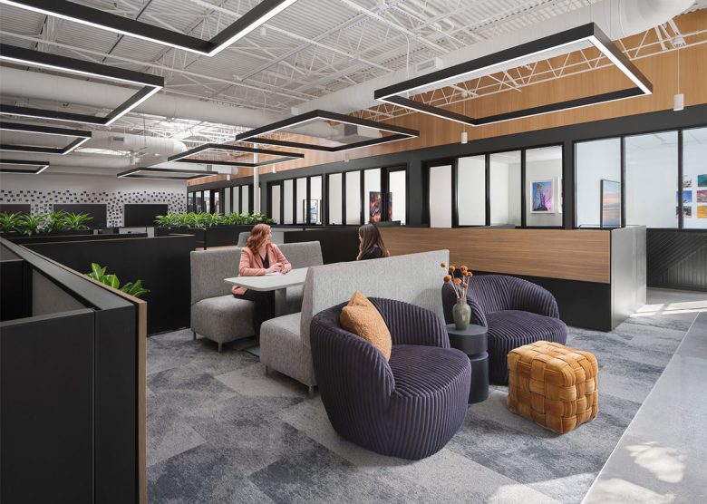 Рабочая зона офиса Moroch с мягкой мебелью