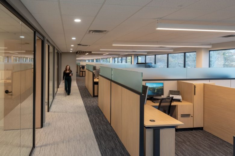 Рабочая зона офиса NFIB с кабинками и коридором