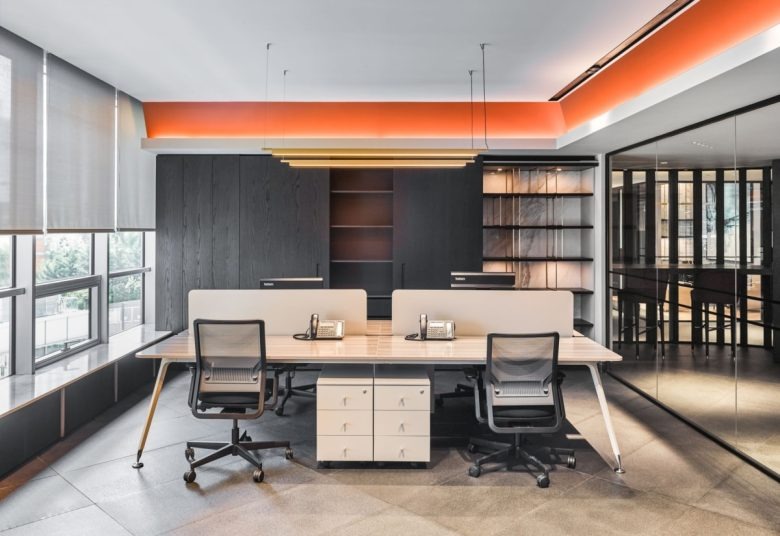 Рабочая зона open space с двумя рабочими столами Ashan Yemek Offices