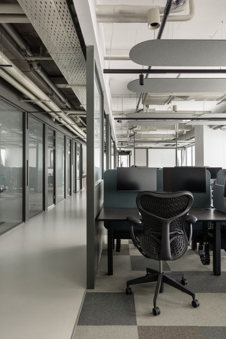 Рабочая зона open space с компьютерными столами Cato Networks Offices