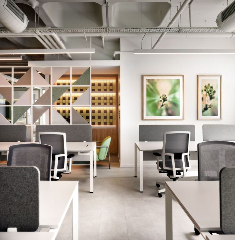 Рабочая зона с акустической перегородкой и ботаническими постерами Yves Rocher offices