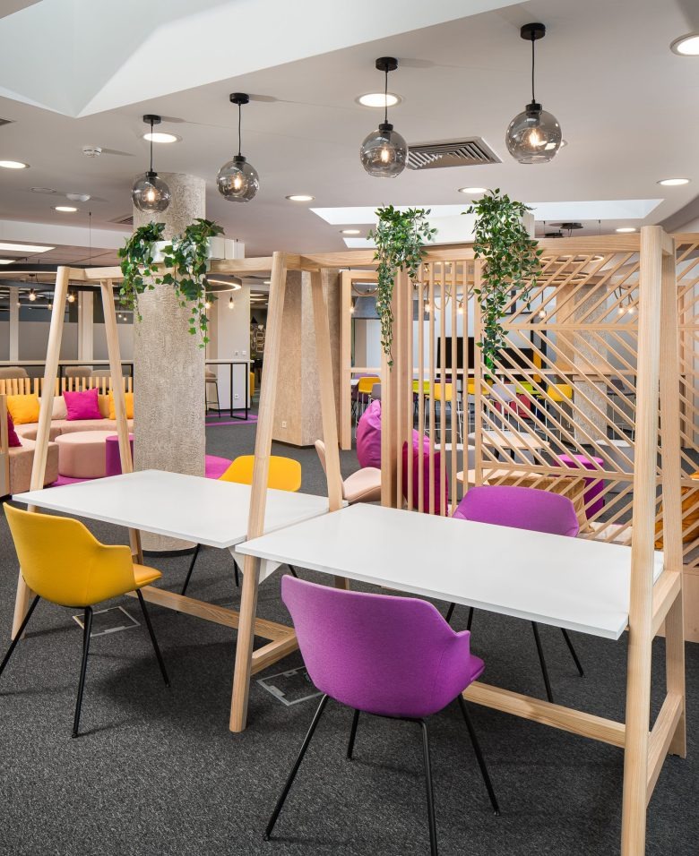 Рабочая зона с деревянными перегородками и цветными креслами Ascent office