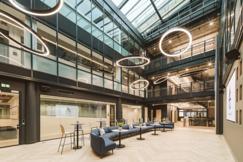 Рабочая зона с длинным диваном и столиками Private Client Offices