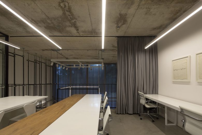 Рабочая зона с длинным столом ROOM