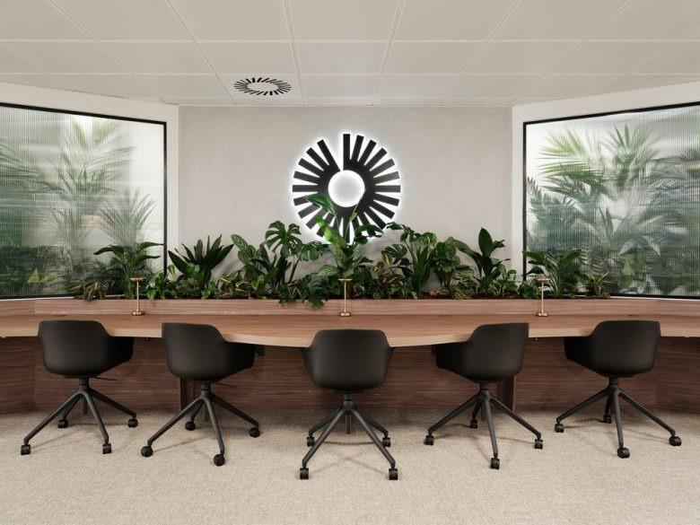 Рабочая зона с длинным столом и растениями Banking Circle