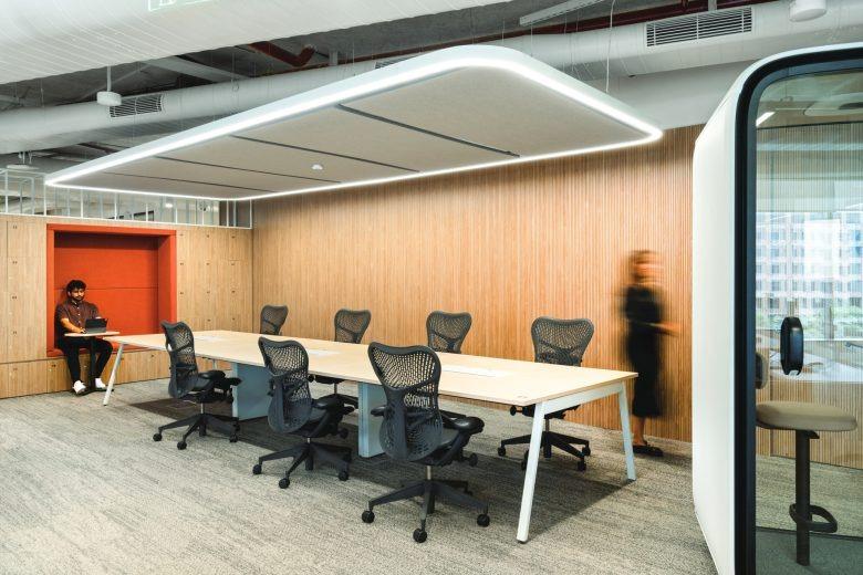 Рабочая зона с длинным столом и световой рамкой A Workplace in Perpetual Beta