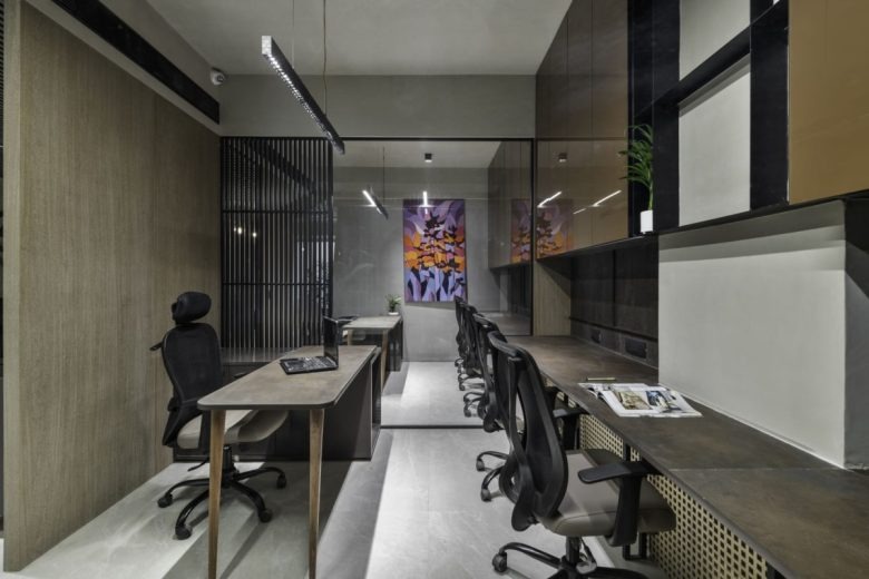 Рабочая зона с длинным столом сотрудников Vin Foods Offices