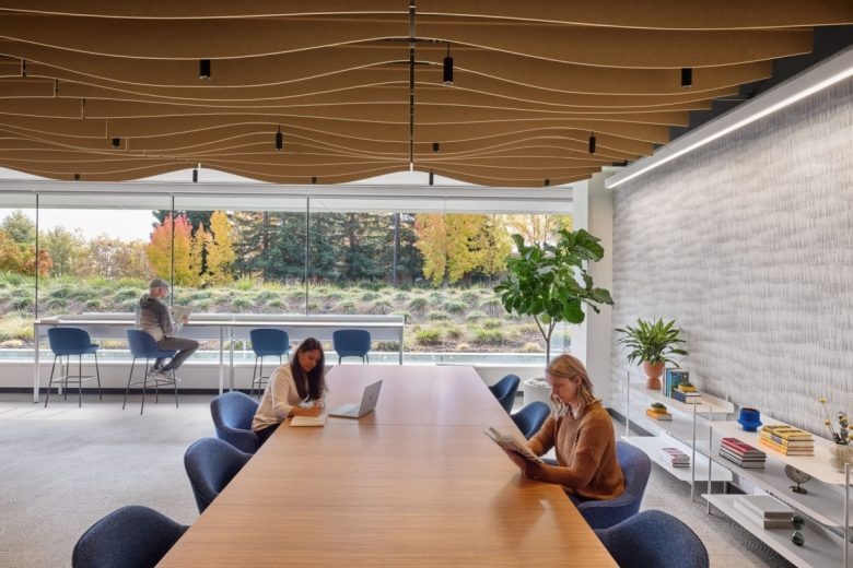 Рабочая зона с длинными столом Robert Half Offices