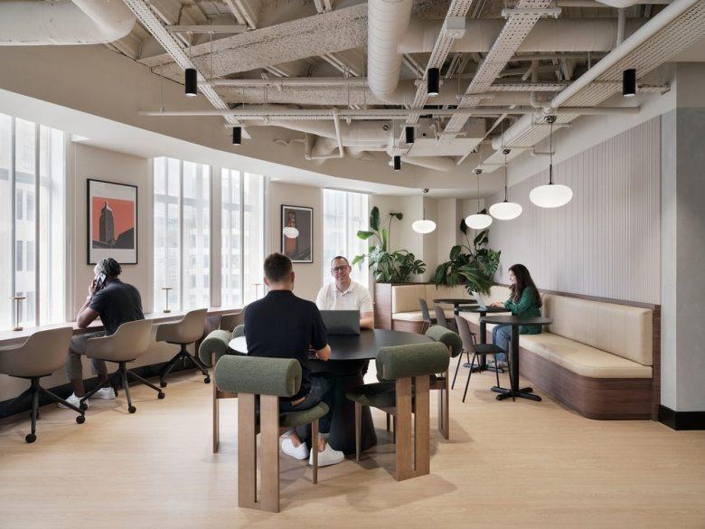 Рабочая зона с круглыми столами и панорамными окнами Banking Circle