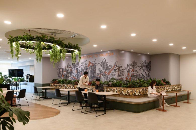 Рабочая зона с общими столами и растениями International pharmaceutical company offices