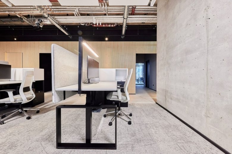 Рабочая зона с офисными столами и перегородками Creditreform Offices