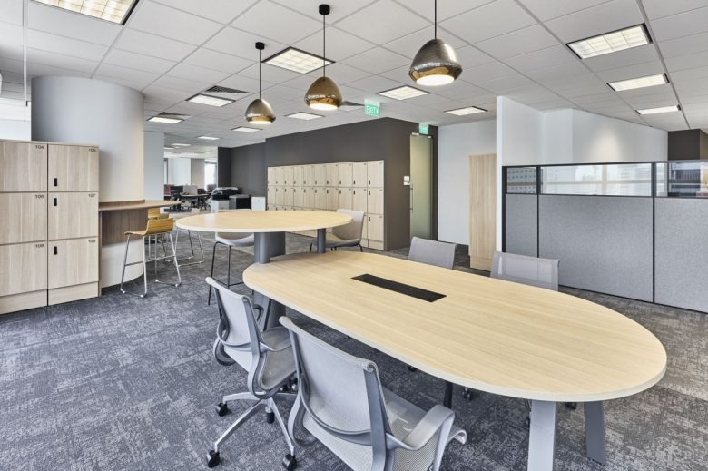 Рабочая зона с разноуровневыми столами Confidential Global Insurance Company Offices