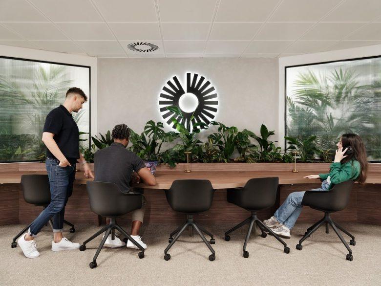 Рабочая зона с сотрудниками за общим столом Banking Circle