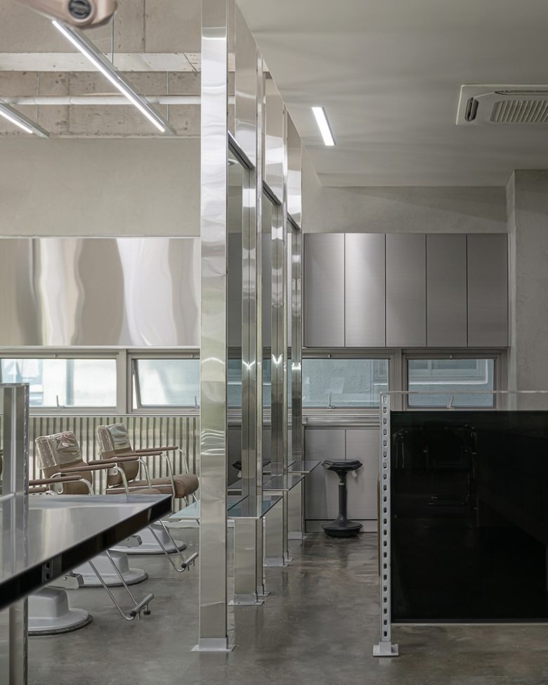 Рабочая зона стилистов с металлическими конструкциями Chaoreum Hair Salon