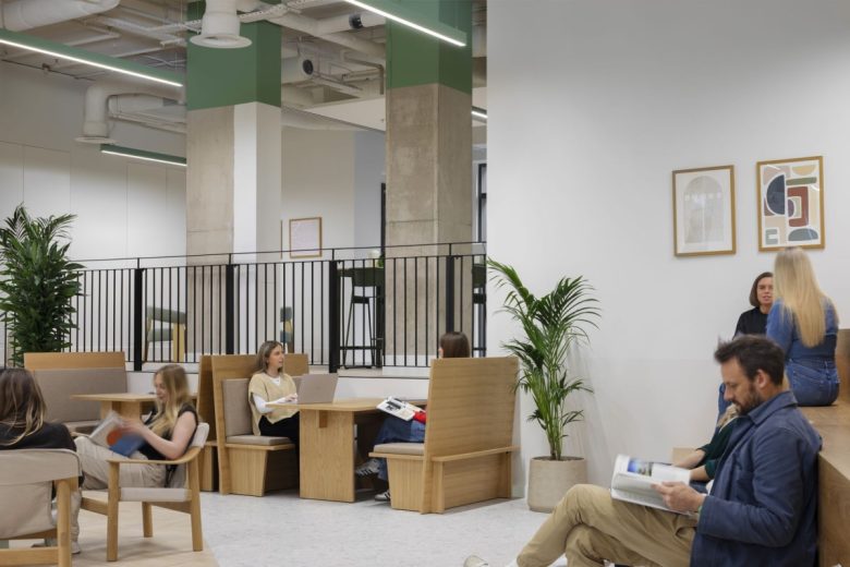 Рабочая зона с диванами и столами Storybox