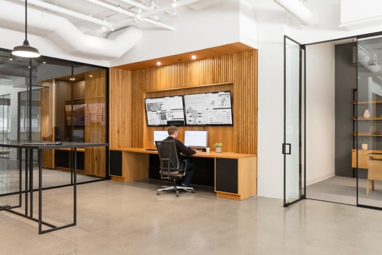 Рабочее место у стены TEC Energy office