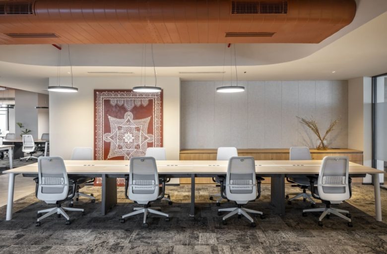 Рабочее пространство - длинный стол с креслами Avizva Solutions Offices