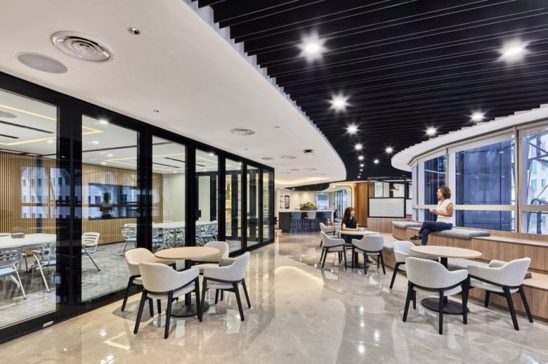 Рабочее пространство со стеклянными перегородками Confidential Global Insurance Company Offices