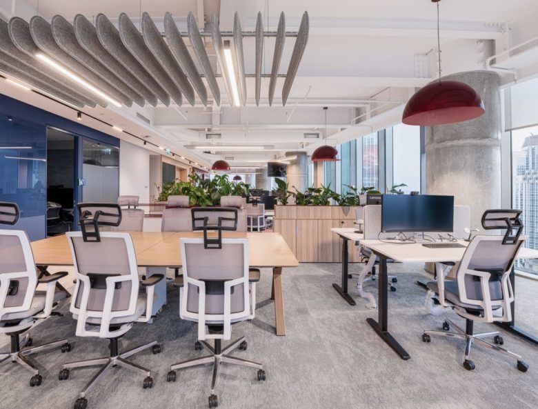 Рабочее пространство со столами и креслами AstraZeneca Offices