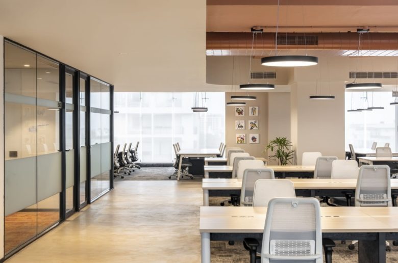 Рабочее пространство со столами и креслами Avizva Solutions Offices